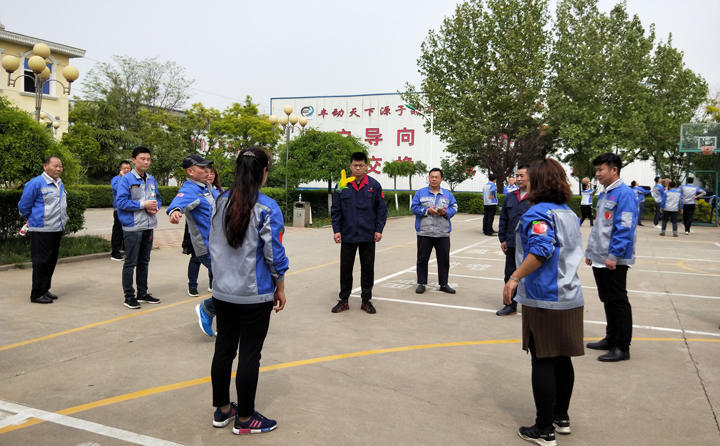 踢毽子比賽讓我們見識(shí)到團(tuán)結(jié)協(xié)作、堅(jiān)持不懈的運(yùn)動(dòng)精神，各隊(duì)在場上展開激烈比拼，隊(duì)員們沉著應(yīng)戰(zhàn)、默契配合、快速傳遞