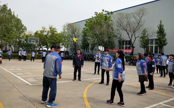 踢毽子比賽讓我們見識(shí)到團(tuán)結(jié)協(xié)作、堅(jiān)持不懈的運(yùn)動(dòng)精神，各隊(duì)在場上展開激烈比拼，隊(duì)員們沉著應(yīng)戰(zhàn)、默契配合、快速傳遞
