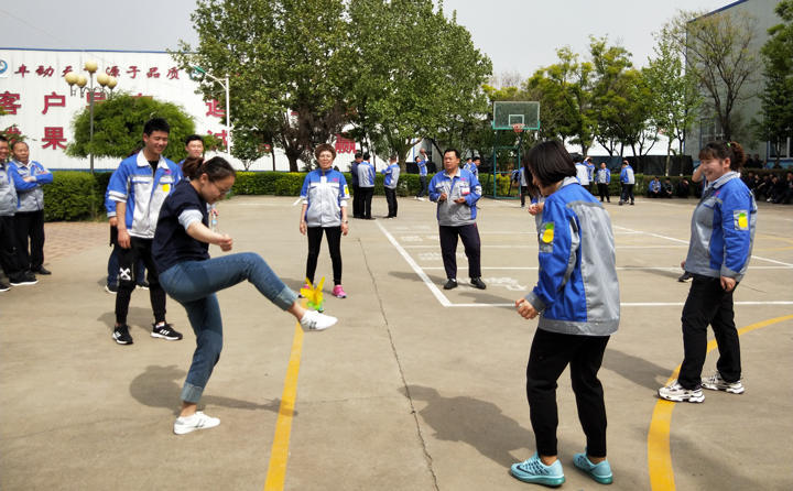 踢毽子比賽讓我們見識(shí)到團(tuán)結(jié)協(xié)作、堅(jiān)持不懈的運(yùn)動(dòng)精神，各隊(duì)在場上展開激烈比拼，隊(duì)員們沉著應(yīng)戰(zhàn)、默契配合、快速傳遞