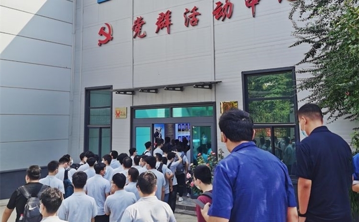 景書記首先帶領(lǐng)同學(xué)們走進金格瑞公司黨群活動中心