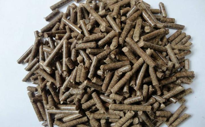 秸稈、鋸末、廢木頭等秸稈顆粒機加工成顆粒狀的生物質(zhì)燃料
