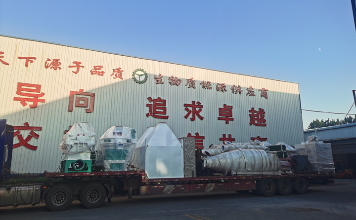 秸稈制粒機(jī)裝車現(xiàn)場