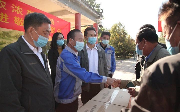 董事長景奉國與敬老院負責(zé)人握手介紹