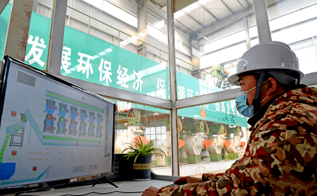 淮南市壽縣一家顆粒廠工人正在操控秸稈顆粒機械設備加工秸稈，生產(chǎn)生物燃料
